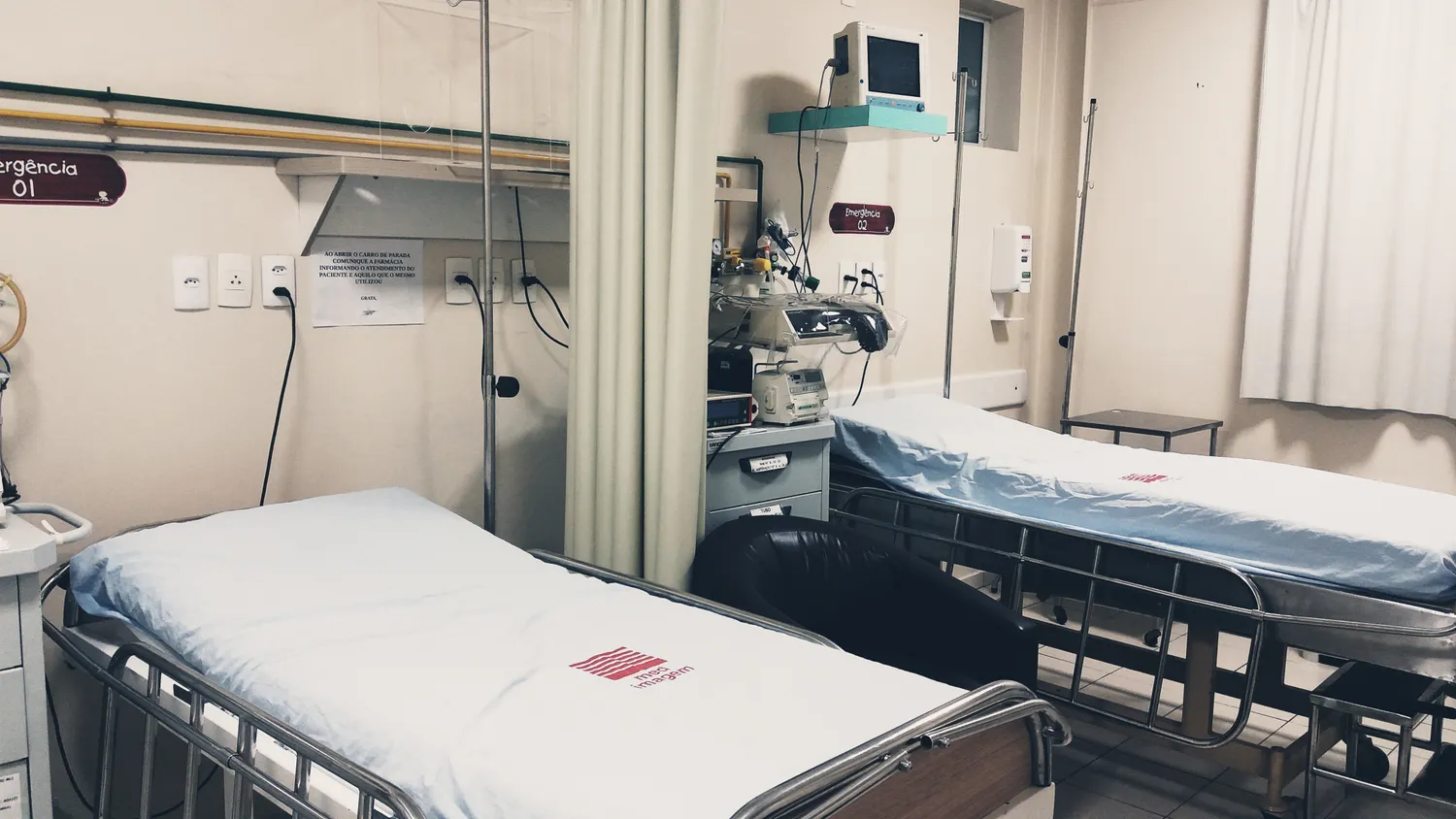 An ICU room with beds and patient-monitoring equipment